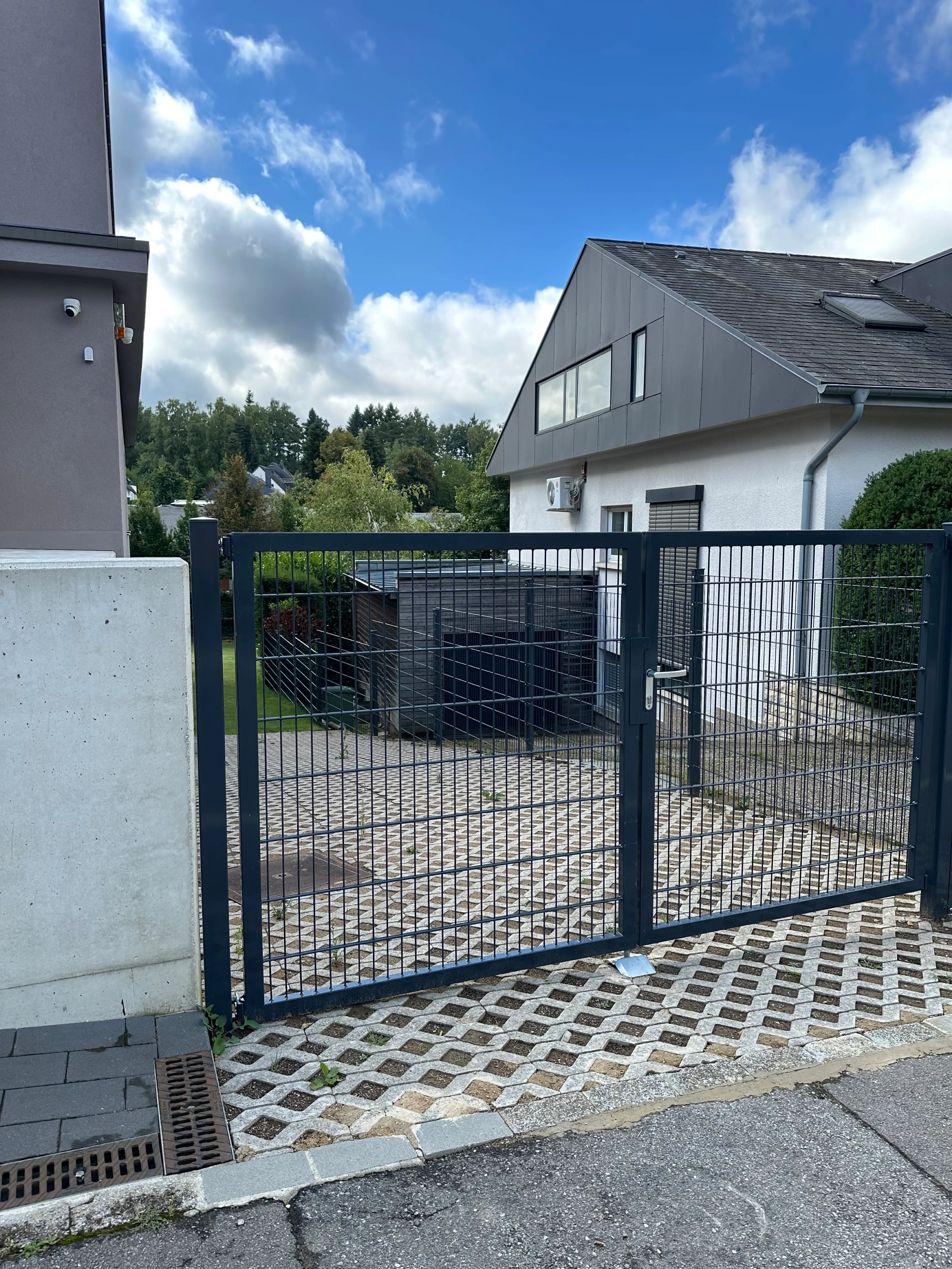 Clôtures rigides, portails et brise-vue au Luxembourg et alentours. Configurez votre projet et obtenez un devis gratuit.